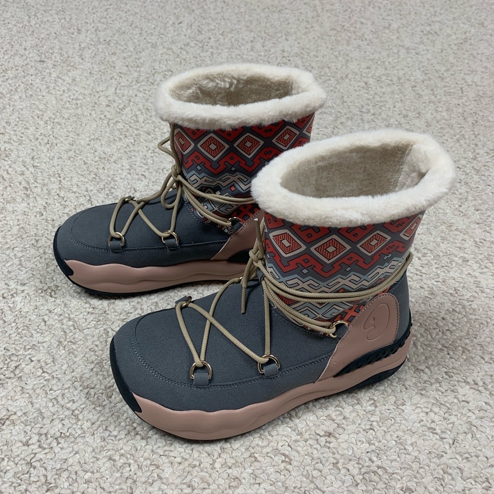 NWT Gray Lace-Up Snow Boots